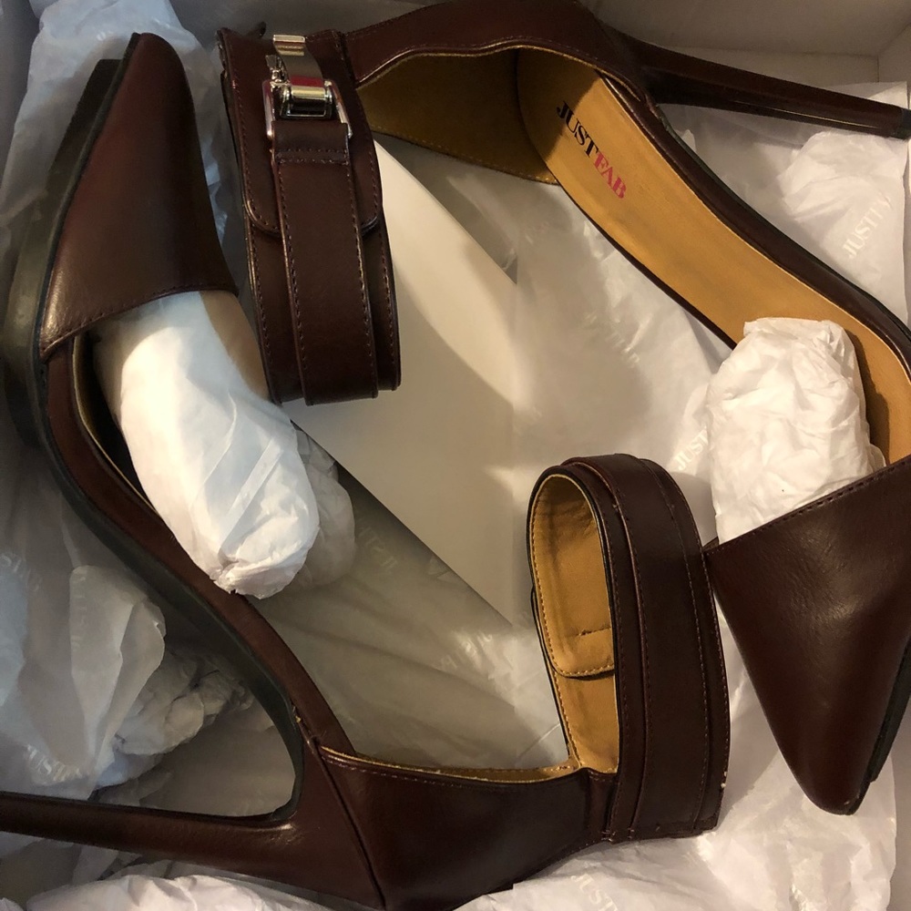 Stylish Burgundy pumps!